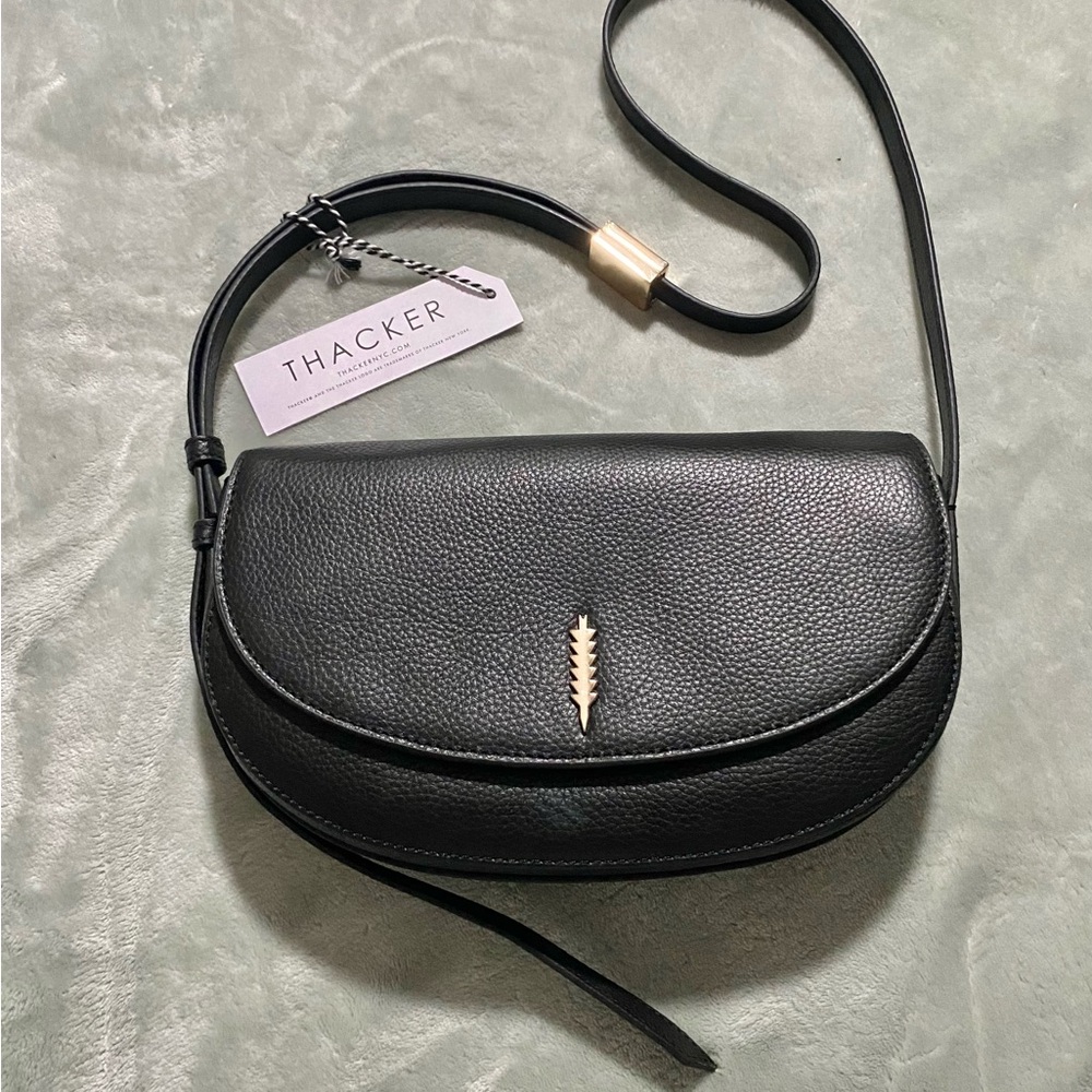 Sleek Black Crossbody Bag with Adjustable Strap